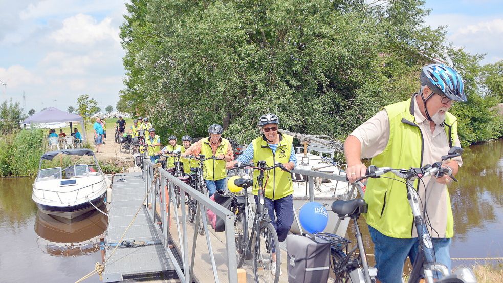 Schon die provisorische Verbindung übers Fehntjer Tief wurde 2022 bei der Fahrradaktion „Van Dörp to Dörp“ von vielen Teilnehmern genutzt. Foto: Gerd-Arnold Ubben