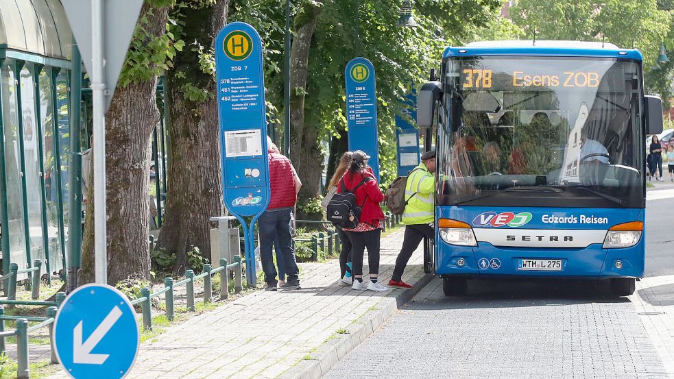 Am Auricher ZOB wird es ab Mai 2025 einen „Plusbus“ in Richtung Jever geben – getaktet und mit freiem WLAN. Foto: Romuald Banik