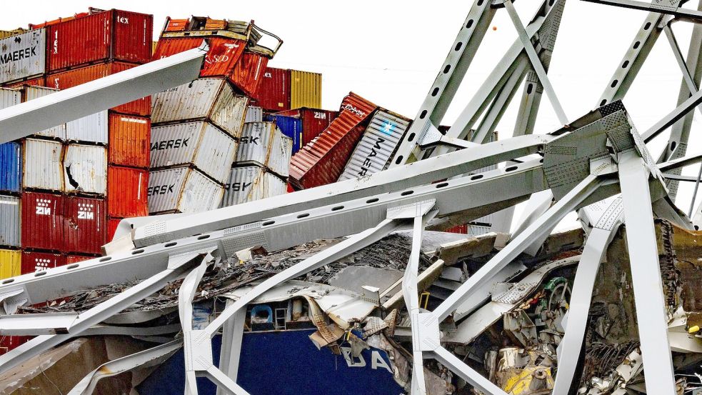 Trümmer der Francis Scott Key Bridge liegen auf dem Containerschiff „Dali“. Foto: Julia Nikhinson/AP/dpa