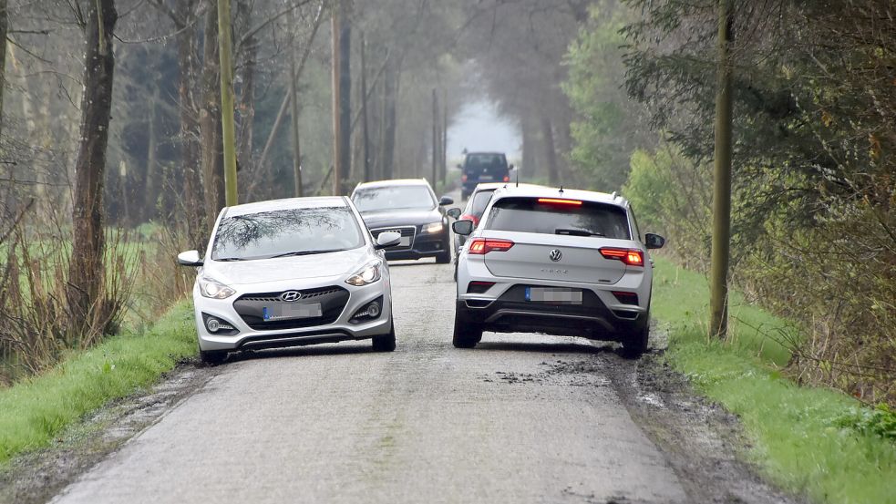 Ein beliebter Schleichweg ist der Wilde-Äcker-Weg in Upgant-Schott. Im Begegnungsverkehr wird es hier eng. Foto: Thomas Dirks
