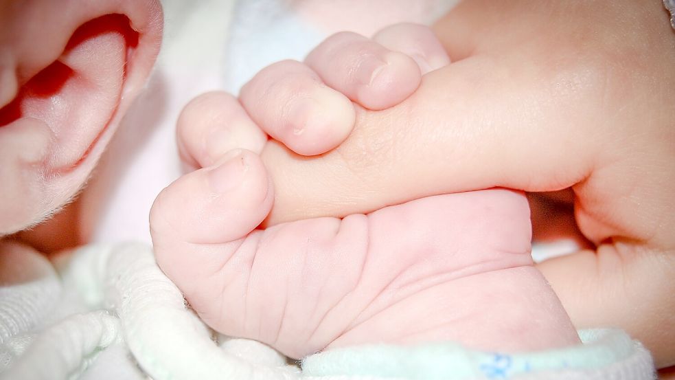 Fest schließt sich die Hand eines Babys um einen Finger. Foto: Pixabay