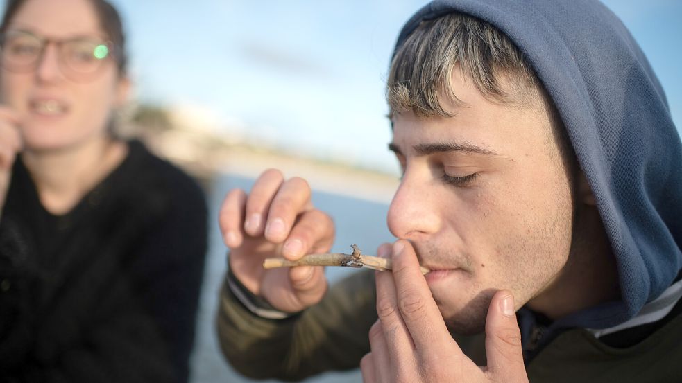 In Uruguay gibt es das Rauschmittel längst legal. Auch in Deutschland könnte das Kiffen auf offener Straße bald Normalität sein. Foto: DPA/Santiago Mazzarovich