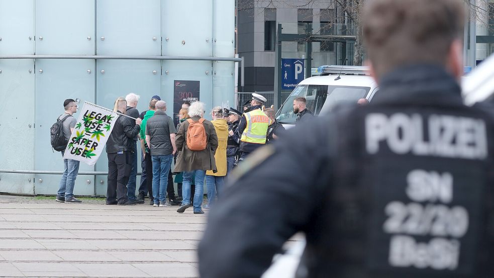 In Berlin feierten etliche Menschen die Legalisierung. Die Polizei erwartet bundesweit mehr Aufwand, als zuvor. Foto: dpa
