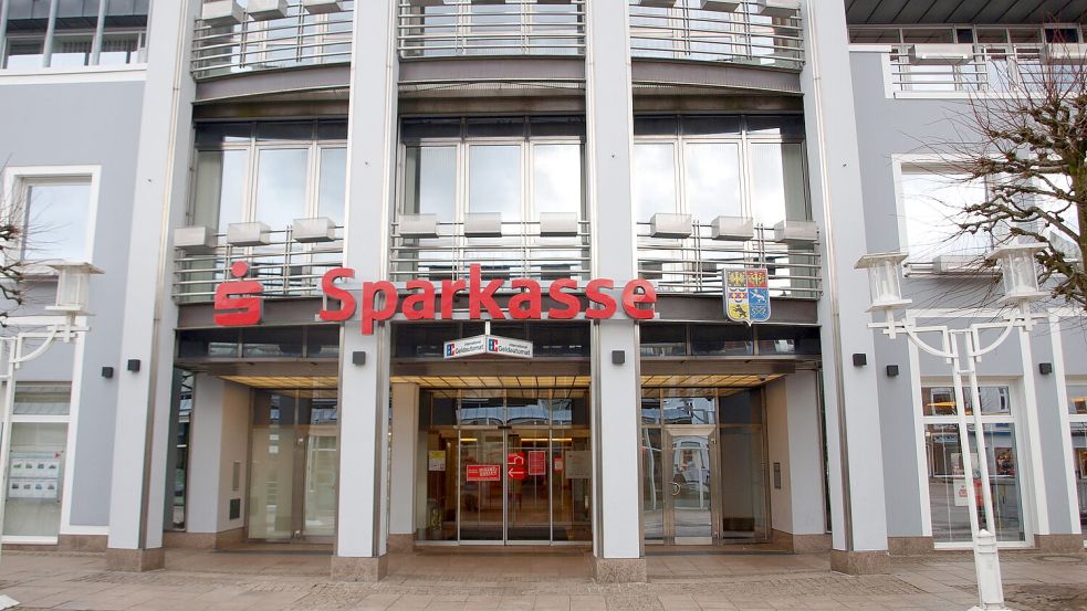 Kunden der Sparkasse Aurich-Norden hatten am Donnerstag teilweise Schwierigkeiten bei der Kartenzahlung. Foto: Heino Hermanns