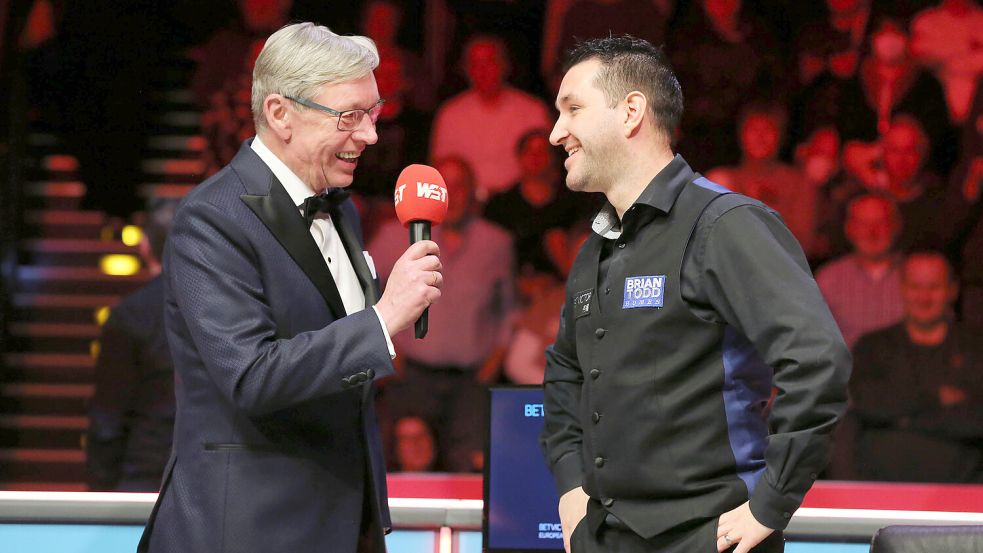 Rolf Kalb (l) ist nicht nur Snooker-Kommentator, sondern ist auch Moderator, hier im Interview mit Spieler Tom Ford. Foto: IMAGO/Contrast