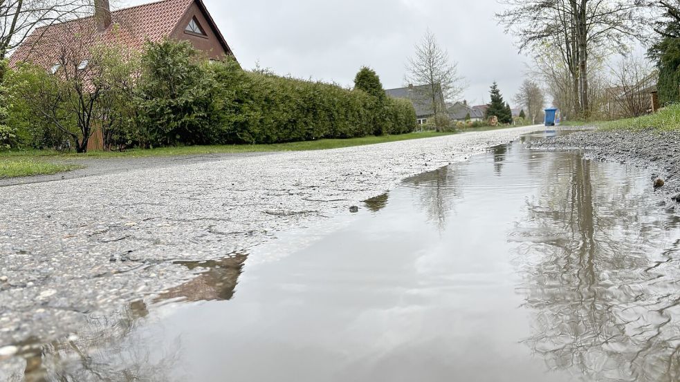 Nach Regenschauern gleichen die Seitenräume an der Herrenhüttener Straße regelmäßig einer Seenlandschaft. Nun sollen sie befestigt werden. Foto: Holger Janssen