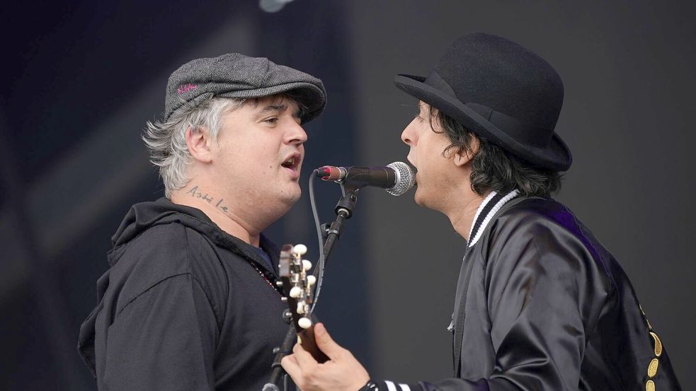 Pete Doherty (l) und Carl Barrat von den Libertines beim Glastonbury Festival 2022. Foto: Yui Mok/PA Wire/dpa