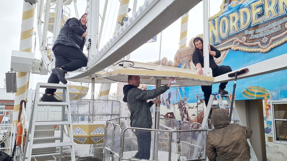 Das beliebte Riesenrad „Norderneye“ wird noch herausgeputzt. Foto: Cordes