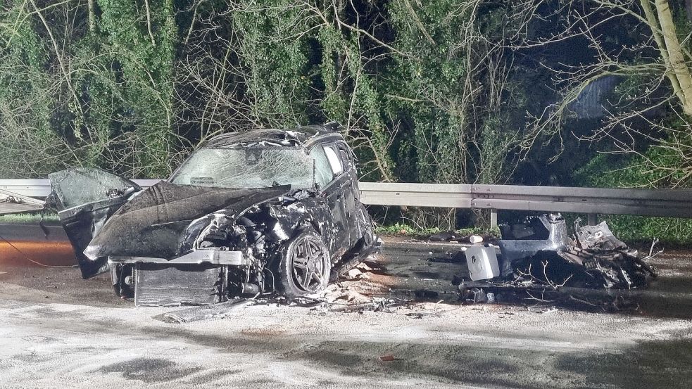 Totalschaden: Nach dem schweren Unfall auf der B 72 blieb die Straße längere Zeit gesperrt. Foto: Feuerwehr Großefehn