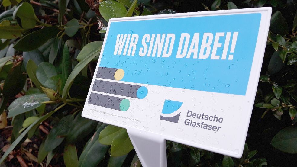 Mit Schildern werben Haushalte, die Vorverträge abgeschlossen haben, für die Deutsche Glasfaser. In Wiesens hat aber auch die erfolgreiche Werbung nichts gebracht. Foto: Thomas Dirks