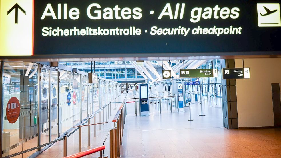 Nach mehreren Warnstreiks an deutschen Flughäfen soll heute eine Schlichtung für die privaten Luftsicherheitskräfte mit Hans-Henning Lühr (SPD) beginnen. Foto: Christian Charisius/dpa