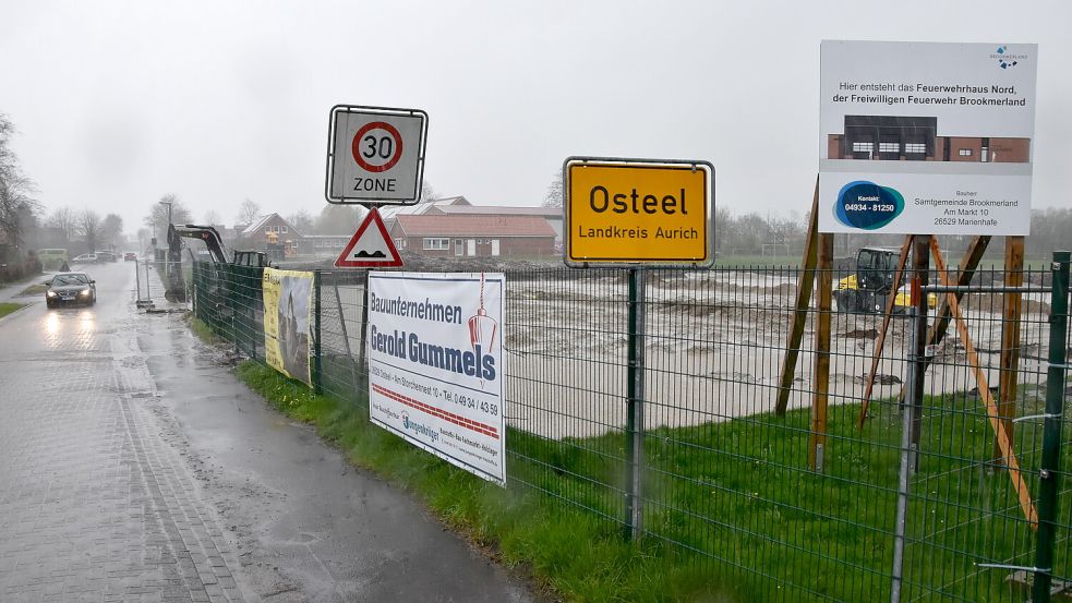 Nahe der David-Fabricius-Grundschule in Osteel entsteht auf einem Teil des Sportplatzes am Adeweg das neue Feuerwehrgerätehaus. Foto: Thomas Dirks