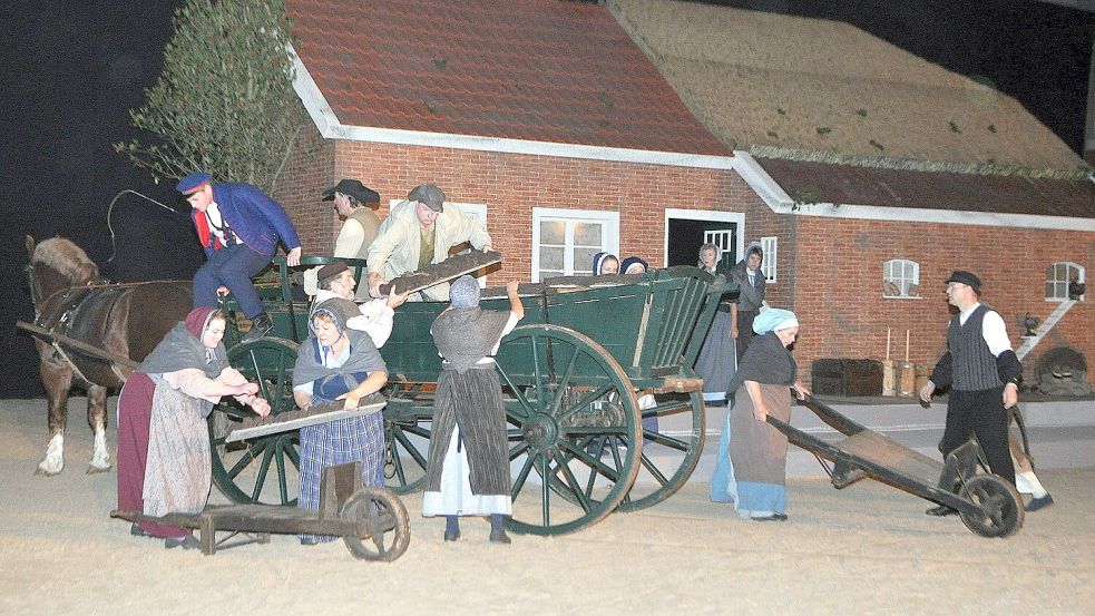 Szenen aus dem Stück aus dem Jahr 2011 „De Schippers van Timmel“. Foto: Gerd-Arnold Ubben