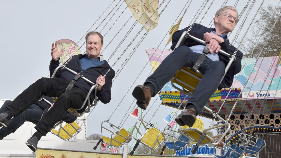 Aurichs Bürgermeister Horst Feddermann genoss die Fahrt im Kettenkarussell. Links neben ihm flog CDU-Ratsherr Artur Mannott. Foto: Thomas Dirks