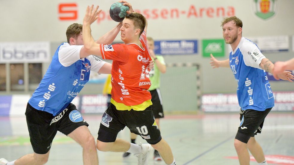 Fünf Treffer erzielte Jorit Reshöft für den OHV gegen das Team Handball Lippe II. Aus einer torreichen Partie gingen am Ende aber die Lipper als Sieger hervor. Fotos: Bernd Wolfenberg