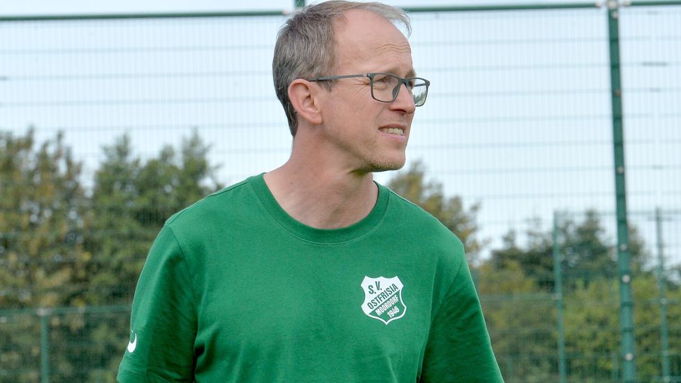 Es läuft einfach nicht rund bei Ostfrisia Moordorf. Die Mannschaft von Trainer Alwin Tierok-Heddinga verlor auch das Heimspiel gegen den VfB Uplengen. Foto: Bernd Wolfenberg