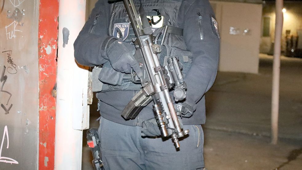 Nach der Festnahme von Daniela Klette suchten Polizisten aus Niedersachsen weiter in Berlin nach den flüchtigen Burkhard Garweg und Ernst-Volker Staub. Foto: Dominik Totaro/dpa