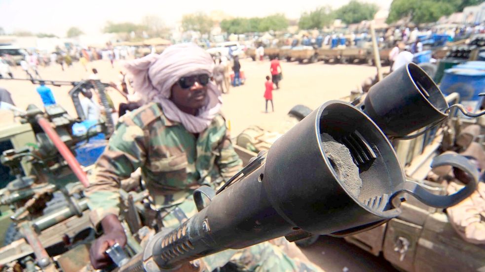 Ein Milizionär mit militärischer Ausrüstung, die angeblich während eines Gefechts im umkämpften Gebiet in Süd-Darfur erbeutet wurde. Foto: Marwan Ali/EPA/dpa