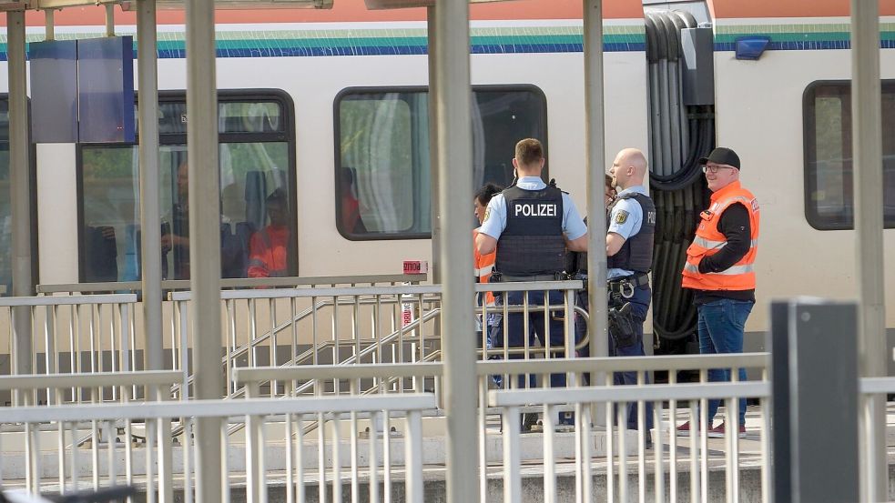 Bahnbedienstete und Polizeibeamte am Bahnhof in Niederlahnstein. In der Regionalbahn hat es einen Messerangriff auf einen Fahrgast gegeben. Foto: Thomas Frey/dpa