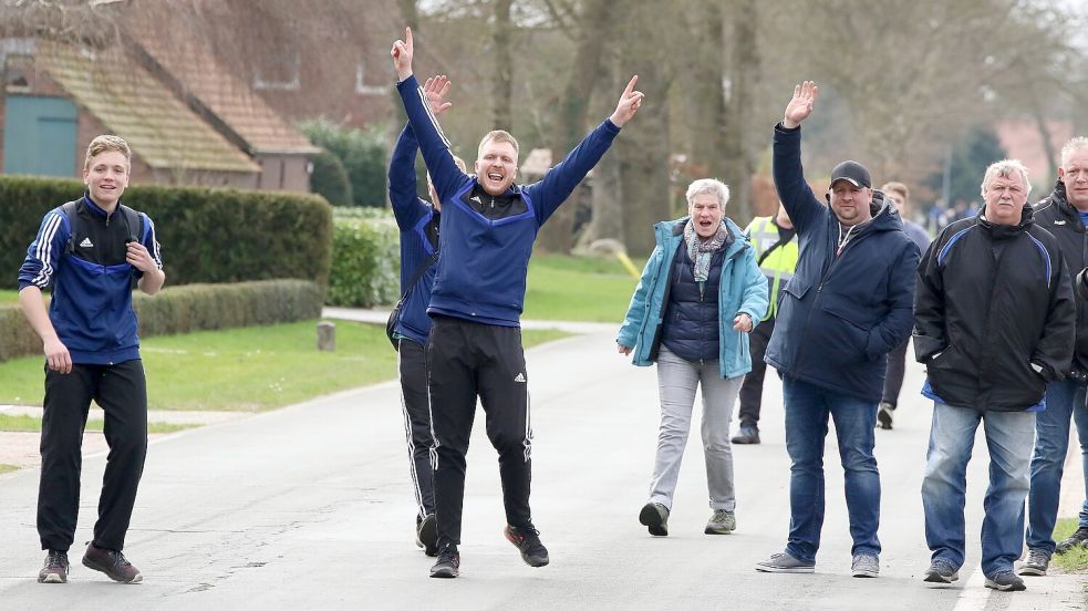 Arme hoch: Dietrichsfelder Boßler und deren Anhänger sahen in der dritten Pokalrunde einen klaren 4:1-Erfolg im Ostfrieslandpokal gegen Stedesdorf. Damit zog „Good wat mit“ in die Endrunde ein, die am 26. Mai ausgetragen wird. Foto: Wilfried Gronewold