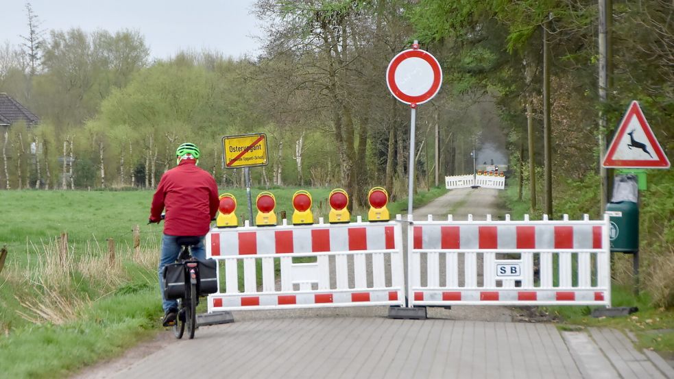 Nur Radfahrer dürfen noch passieren. Der Wilde-Äcker-Weg in Upgant-Schott ist an mehreren Stelle mit Absperrgittern blockiert. Foto: Thomas Dirks