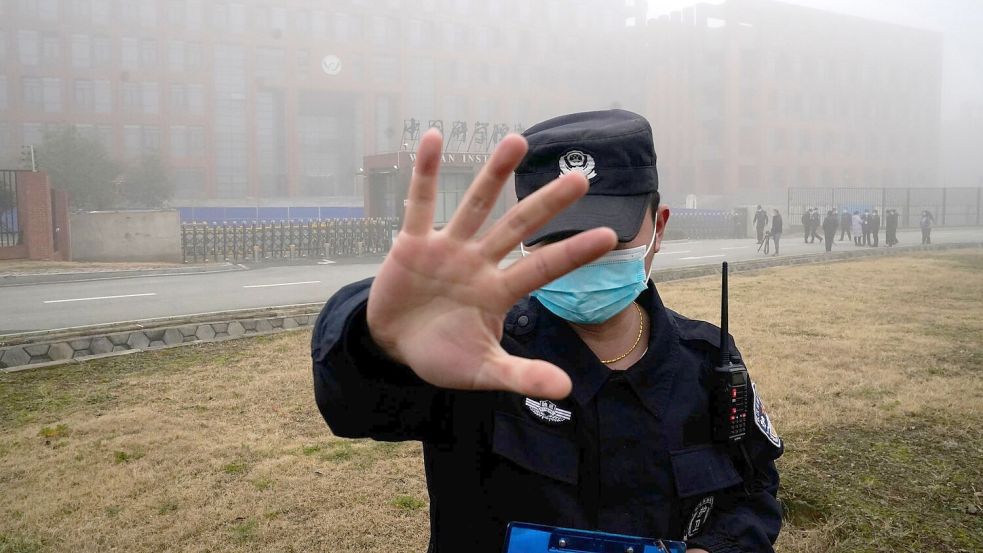Ein Sicherheitsmann hindert Journalisten in Wuhan an ihrer Arbeit (Archibild). 99 Prozent der an der Umfrage teilnehmenden Journalisten gaben an, dass die Bedingungen in China kaum oder nie internationalen Standards für Berichterstattung entsprächen. Foto: Ng Han Guan/AP/dpa