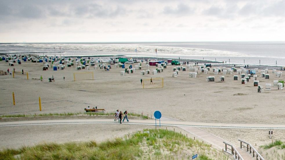 Auf der Sportfläche mitten auf dem Strand in Norddeich sollen im Sommer Profimannschaften Fußball spielen. Foto: DPA