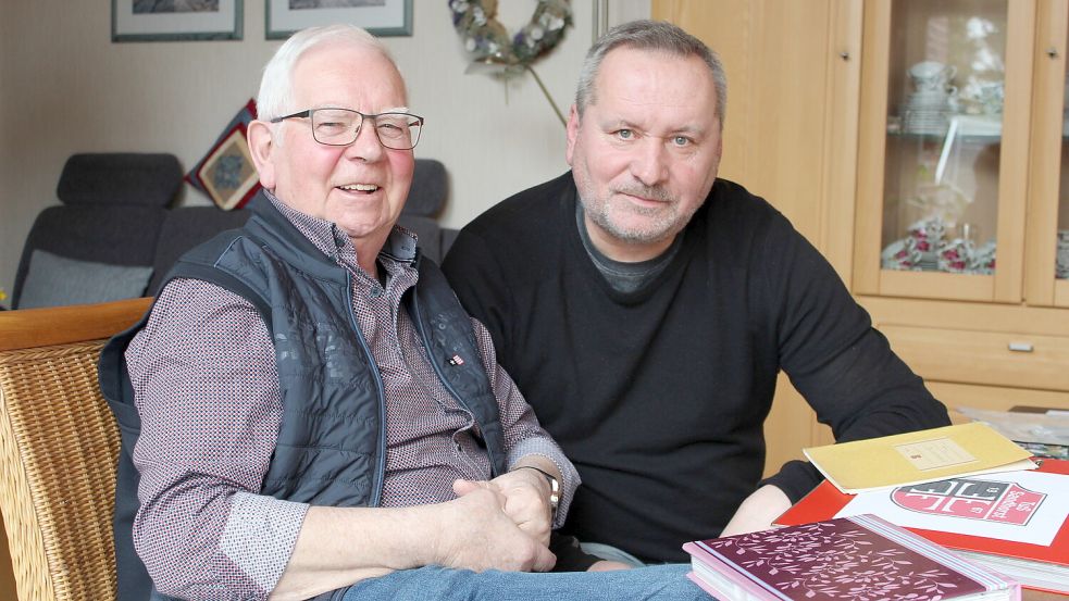 Sie haben sich beim TuS Sandhorst kennengelernt: Der ehemalige Fußballspartenleiter Andreas Gerdes (links) und der damalige Spielertrainer Jerzey Klukowski. Nun gab es ein Wiedersehen in der Stube der Familie Gerdes. Dabei wurden Fotos und Zeitungsartikel gesichtet und Geschichten erzählt. Foto: Wolf-Rüdiger Saathoff