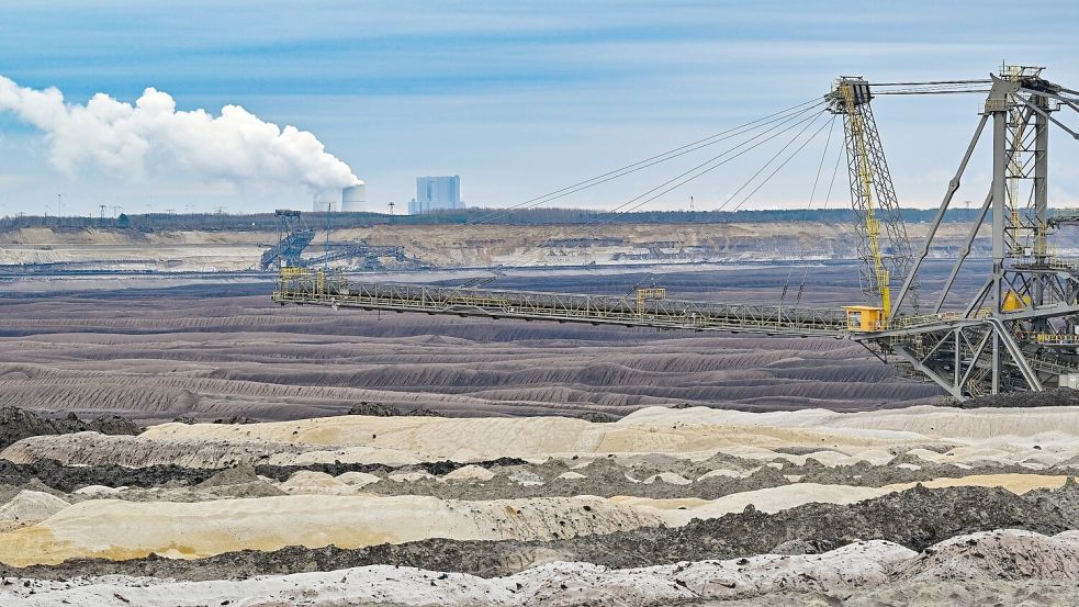 Abraumhalden und ein Absetzer sind im Braunkohletagebau Welzow-Süd der Lausitz Energie Bergbau AG (LEAG) zu sehen. Der Methan-Ausstoß ist in Deutschland deutlich höher als angenommen. Foto: Patrick Pleul/dpa
