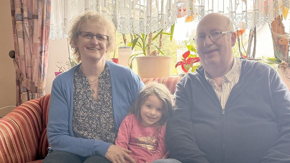 Margret und Egon Walter mit Enkelin Jantke. Foto: Patrick van Hove