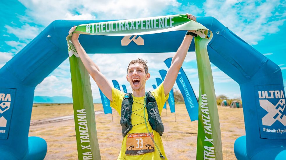 Geschafft: Der Wiesenser Sebastian Lefering kommt beim Ultralauf in Tansania nach fünf Tagen als Erster ins Ziel.Fotos: Benedict Tufnell / privat