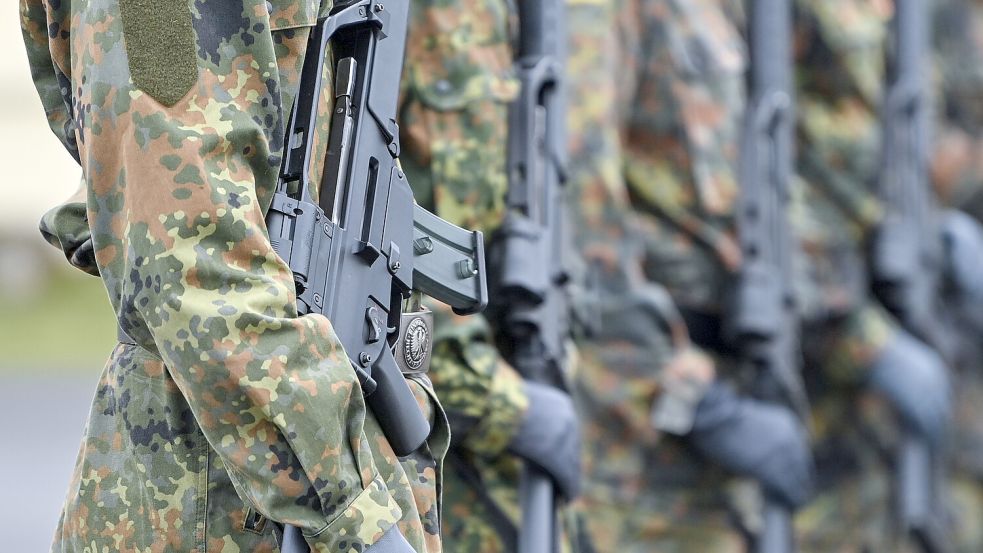 Soldaten der Bundeswehr sind mit Sturmgewehren angetreten. Foto: Patrick Pleul/DPA