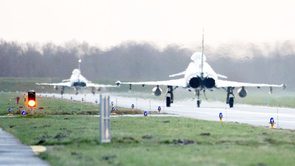 Zwei Kampfflugzeuge vom Typ Eurofighter der Luftwaffe fahren über das Rollfeld am Fliegerhorst Wittmundhafen. Diese Bahn wird aktuell neu gebaut. Foto: Dittrich/dpa