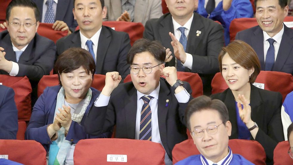 Erfolg bei der Parlamentswahl: Die Demokratische Partei (DP) von Oppositionsführer Lee Jae Myung konnte ihre Stellung als größte Einzelpartei in der Nationalversammlung behaupten Foto: Chung Sung-Jun/Pool Getty Images AsiaPac/AP/dpa