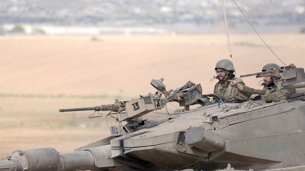 Israelische Soldaten fahren auf einem Panzer nahe der Grenze zwischen Israel und Gaza. Foto: Leo Correa/AP/dpa