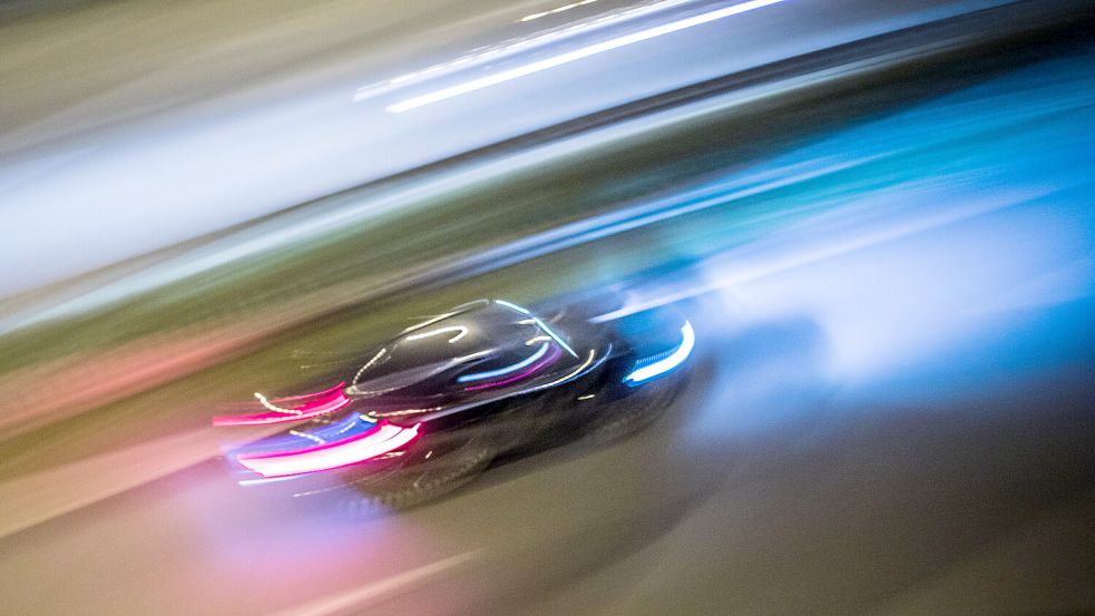 Zu Lichtspuren verwischt sind die Fahrzeuge auf der Straße. Foto: DPA