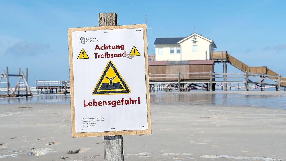 Die Tourismus-Zentrale hat die Bereiche im Strandabschnitt Bad abgesperrt und Warnschilder aufgestellt. Auch das Gebiet um den Pfahlbau der Strandaufsicht durfte nicht betreten werden. Foto: Jens Mende