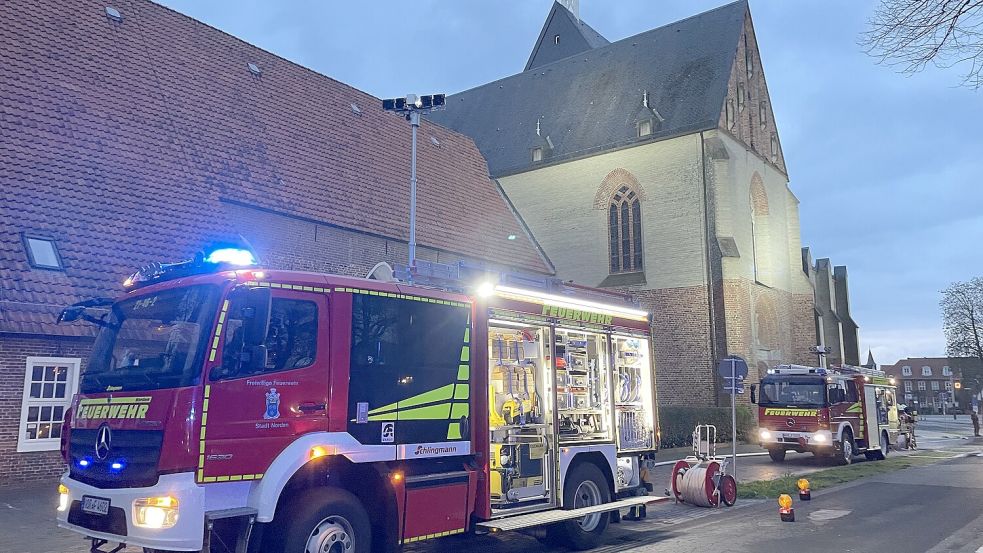 Besonderer Einsatz für die Feuerwehr Norden: Sie musste die Ludgerikirche löschen. Zum Glück nur eine Übung. Foto: Feuerwehr Norden