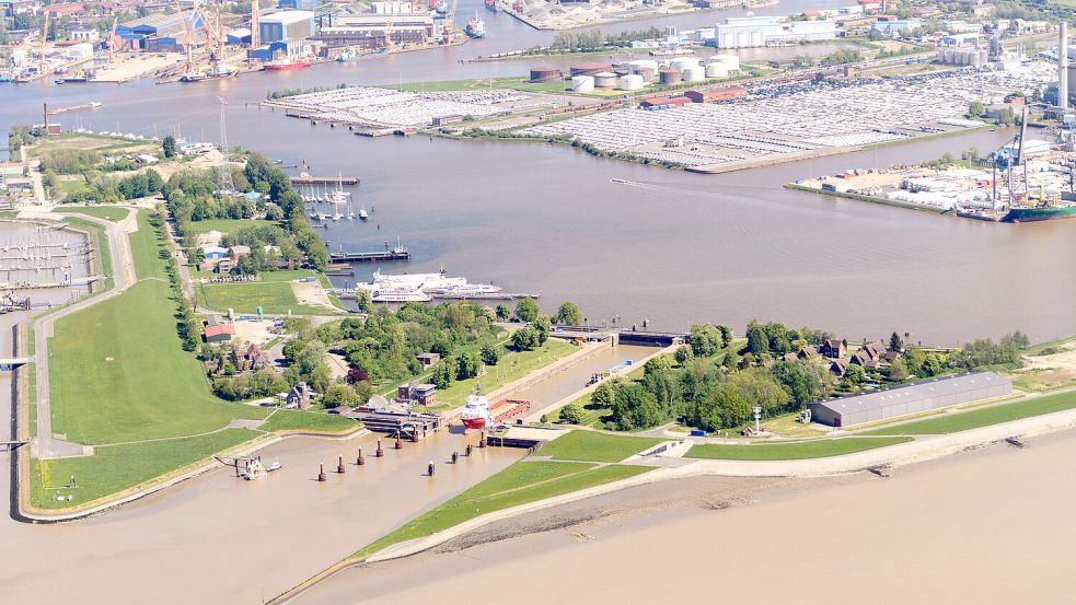 Ein Nadelöhr zum Emder Binnenhafen: die Große Seeschleuse (Bildmitte). Oben links sind die Nordseewerke zu sehen und oben rechts der Nordkai, dahinter das Kraftwerk. Foto: N-Ports