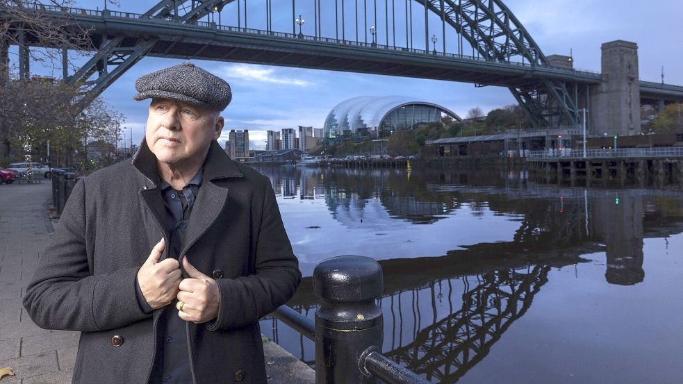 „One Deep River“: Mark Knopfler vor der Tyne Bridge. Foto: -/Universal Music/dpa