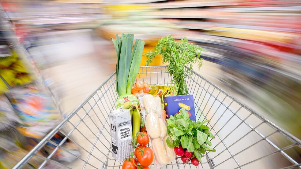 Für Nahrungsmittel zahlten Verbraucher im März 0,7 Prozent weniger als ein Jahr zuvor. Foto: Julian Stratenschulte/dpa