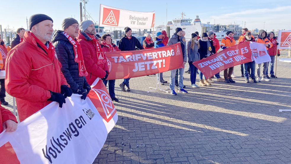 Der lange Tarifkampf inklusive Warnstreiks, wie hier vor dem Firmengelände in Norddeich, hat sich für die Mitarbeiter ausgezahlt. Sie bekommen einen Tarifvertrag. Foto: Rebecca Kresse