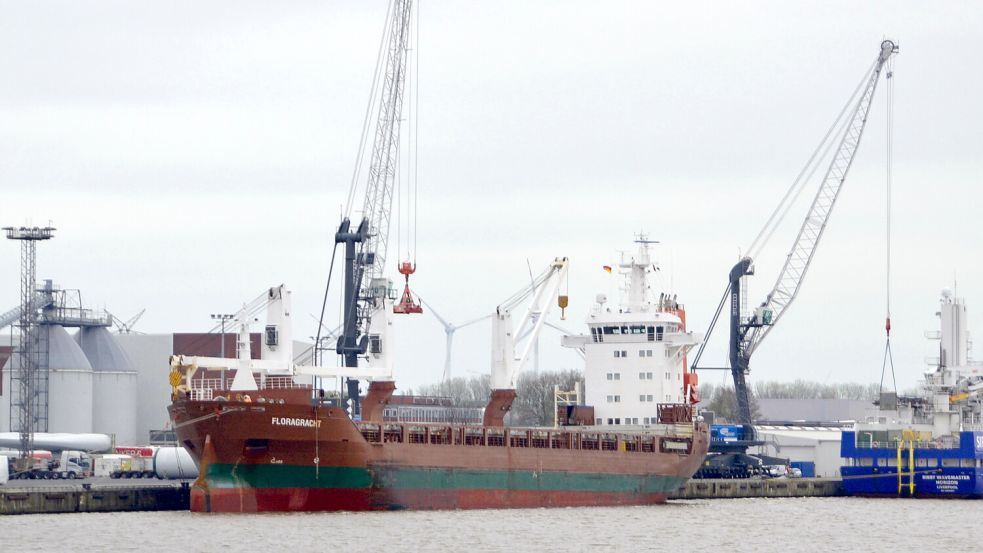Die Lage der ostfriesischen Wirtschaft, hier ein Bild aus dem Emder Hafen, hat sich leicht verbessert.Foto: Aiko Recke
