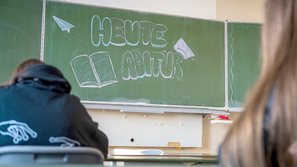 Zu Beginn des Prüfungstages am Donnerstag mussten die Schüler 90 bis 120 Minuten ausharren, bis sie die Ersatzaufgaben hatten. Foto: DPA