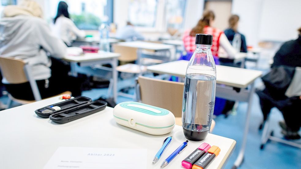 Die Abiturienten gehen in der Regel penibel vorbereitet und ausgestattet in die Prüfung. Am Donnerstag wurde das kräftig durcheinandergewirbelt. Foto: DPA
