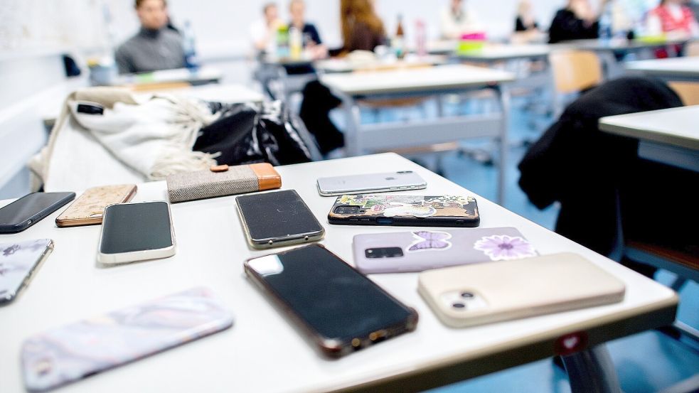 Handys sind tabu bei den Prüfungen. In Marienhafe-Moorhusen konnten die meisten Eltern durch die Schule über die Panne informiert werden. Foto: DPA
