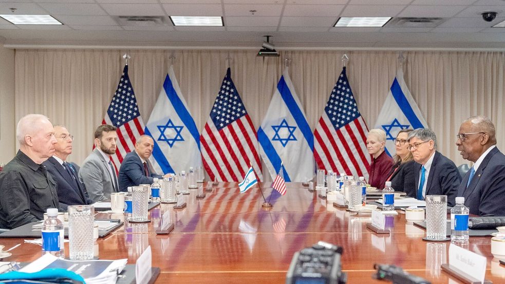 „Ein direkter iranischer Angriff wird eine angemessene israelische Antwort gegen den Iran erfordern“, sagte der israelische Verteidigungsminister Joav Galant (l) in einem Gespräch mit seinem US-Kollegen Lloyd Austin (r). Foto: Jacquelyn Martin/AP/dpa