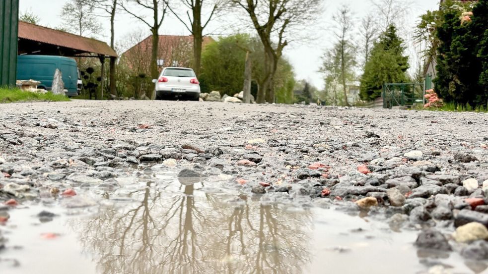 Nur eines von unzähligen Schlaglöchern auf einem geschotterten Abschnitt der Straße „Im Tief“. Foto: Holger Janssen
