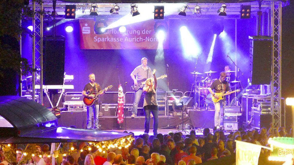 Die Auricher Band „Timecheck“ bei einem ihrer letzten Auftritte: Bei „See in Flammen“ in Tannenhausen im August 2014. Foto: Helmut Vortanz