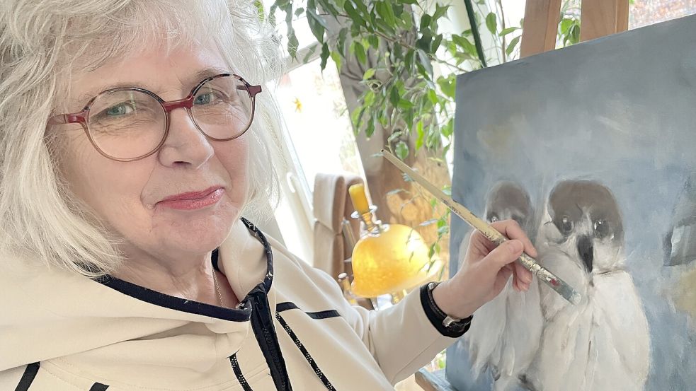 Im Malen findet Brigitte Simon einen Ausgleich. Zeit verschafft ihr die Tagespflege. Foto: Janßen